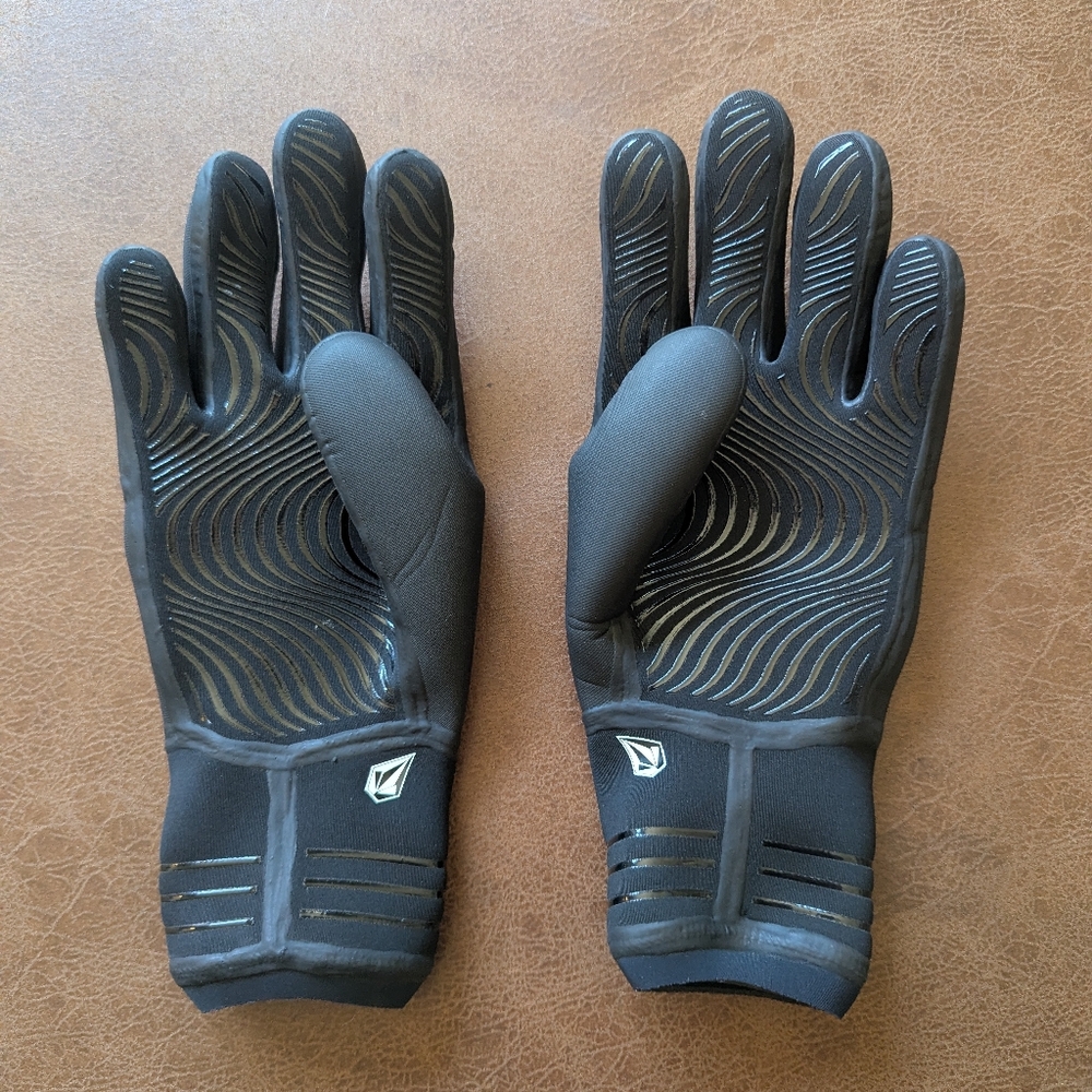 NWOT Volcom Surfing Gloves